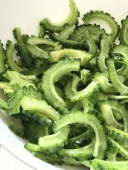 ゴーヤチャンプル調理準備